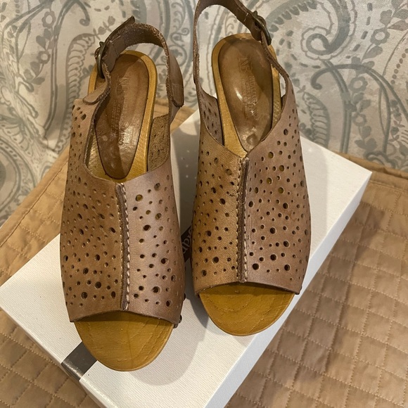 Size 9 Taupe Leather Upper Wedge Sandal - Picture 2 of 2